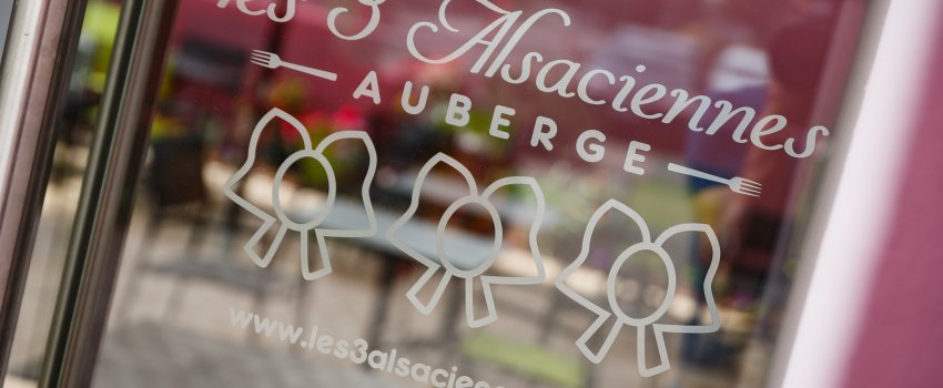 Logo Les 3 Alsaciennes sur la porte du restaurant